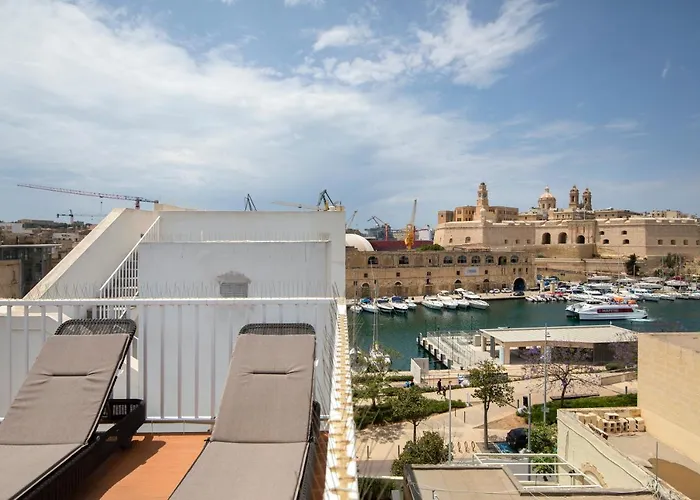 Traditional & Modern Maltese Townhouse - Rooftop Terrace And Sea Views, Close To Birgu Waterfront